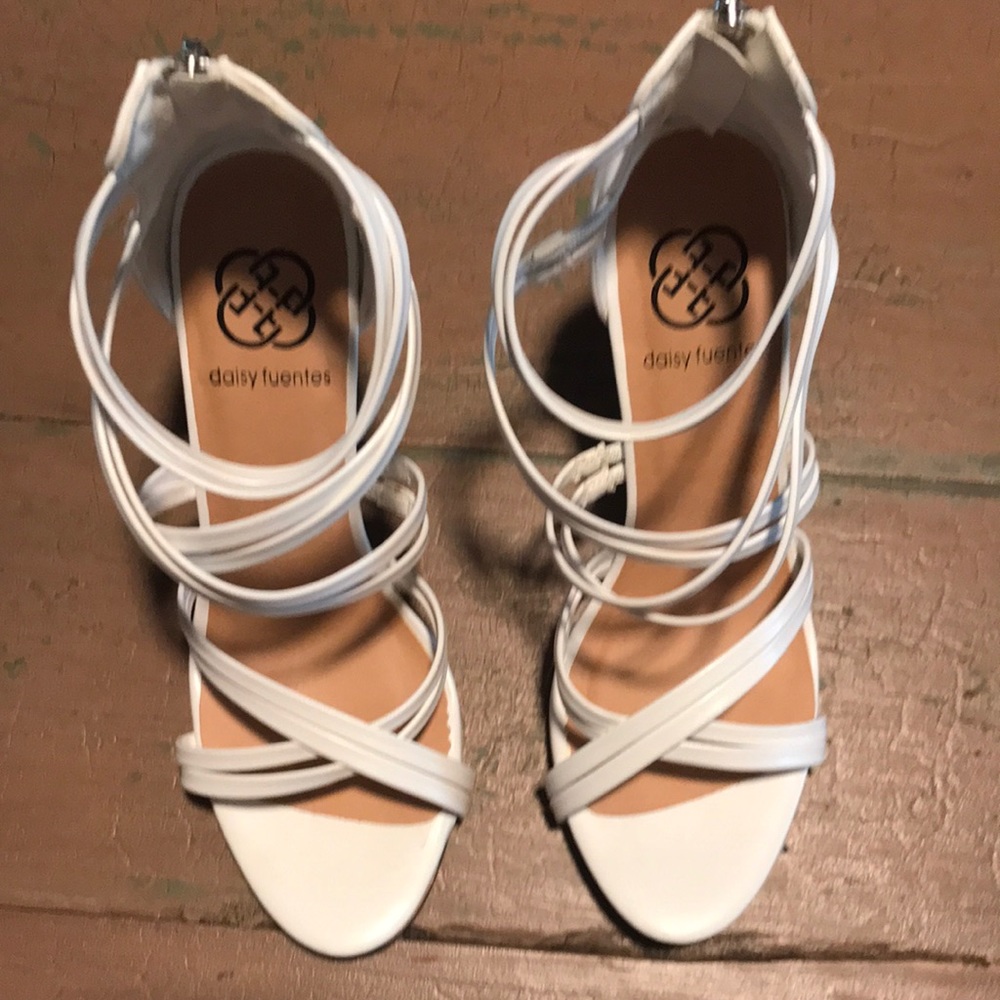 Beautiful white daisy fuentes high heel dress shoes